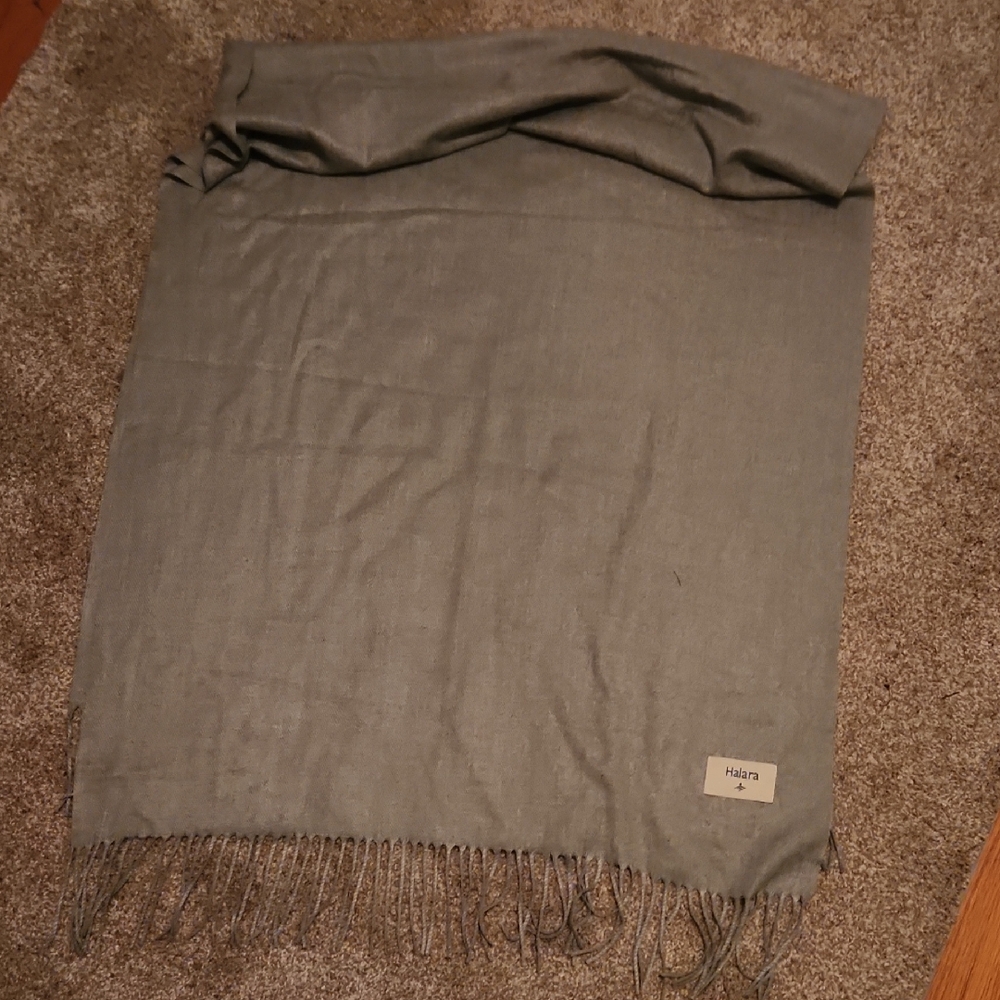 Elegant Gray Scarf with Fringe